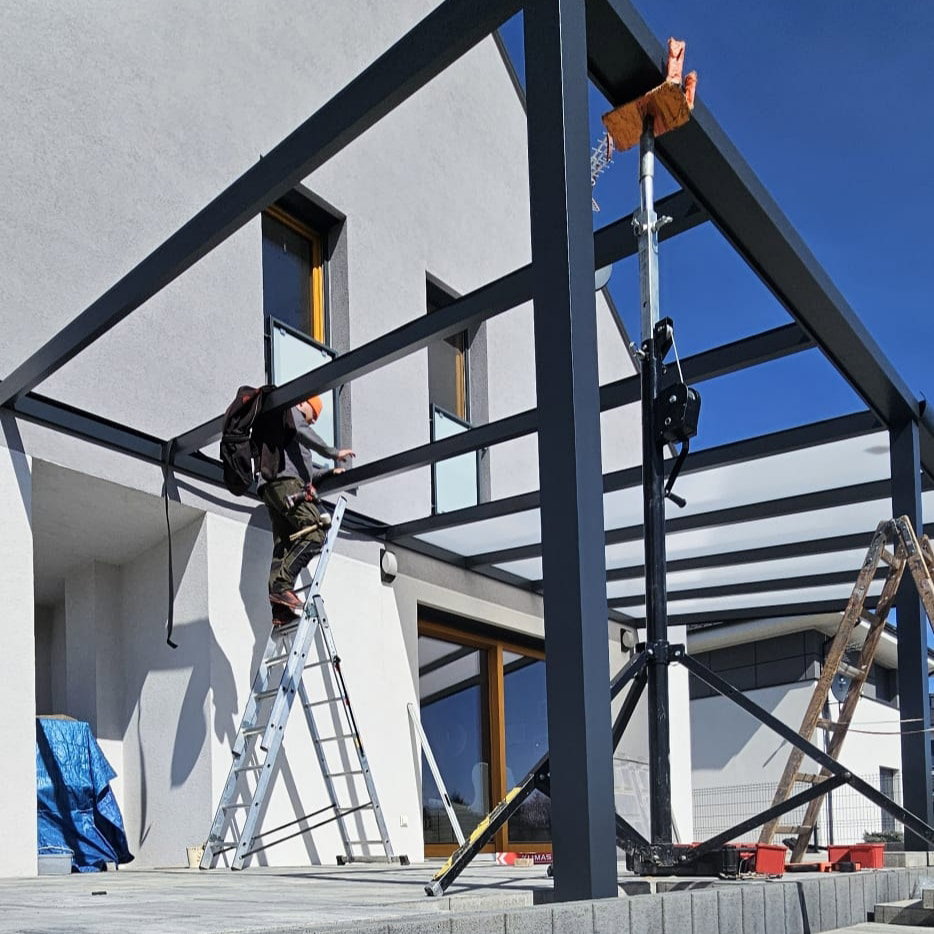 Prace montażowe przy konstrukcji aluminiowego zadaszenia